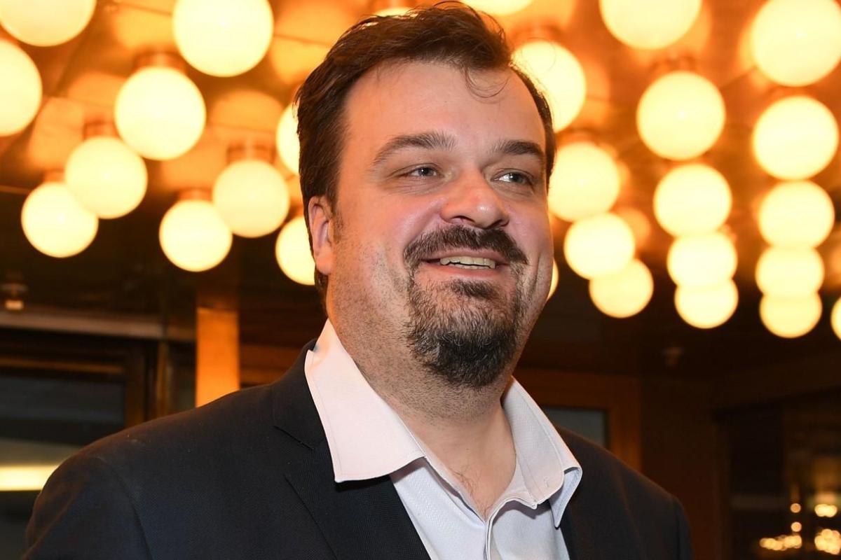 Спортивный комментатор Василий Уткин стал главным героем клипа на песню с неприличным названием