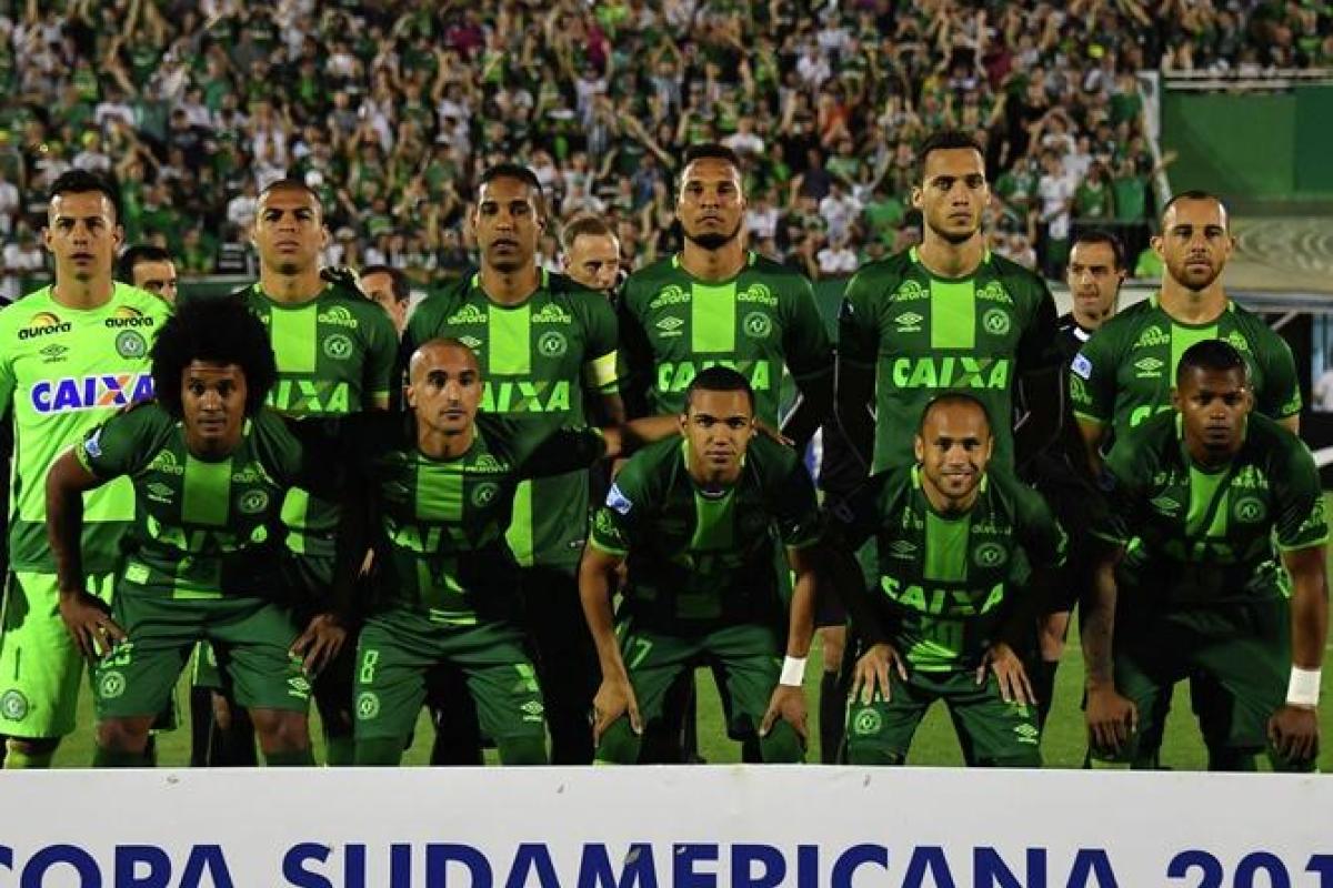 В сеть попало последнее фото с футболистами ФК "Шапекоэнсе" перед крушением самолета В сеть попало последнее фото с футболистами ФК "Шапекоэнсе" перед крушением самолета