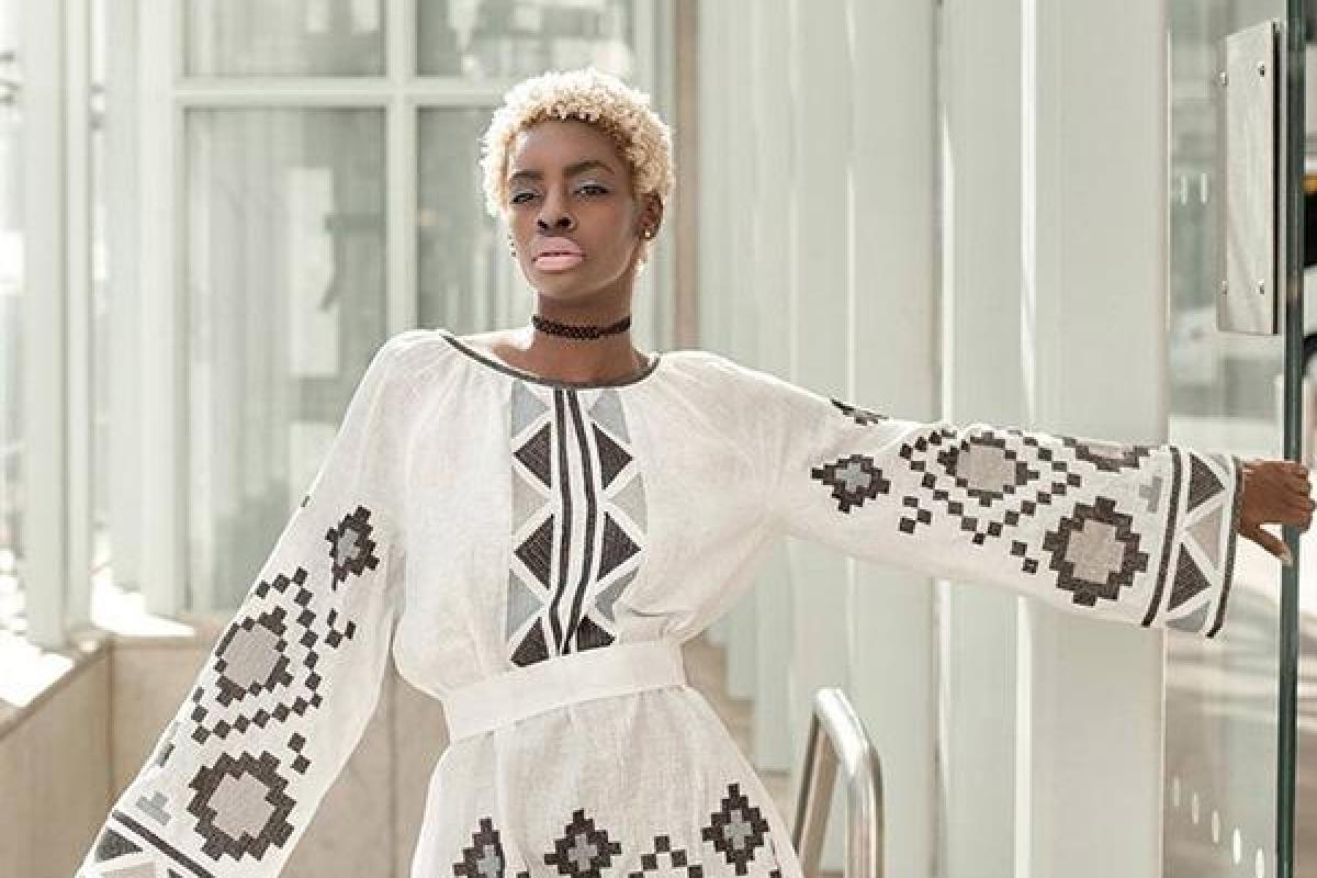 Темнокожая модель Рокси Монро прогулялась по улицам Нью-Йорка в вышиванках Темнокожая модель Рокси Монро прогулялась по улицам Нью-Йорка в вышиванках