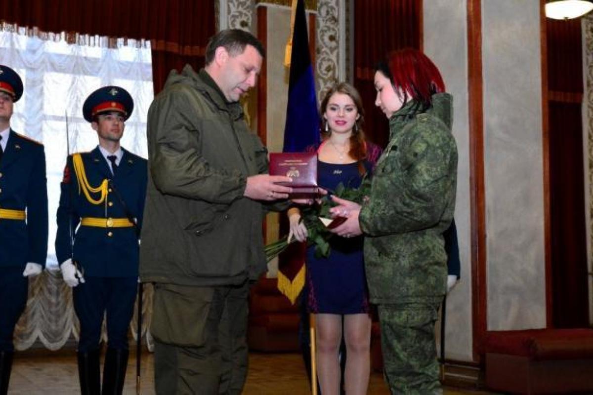 Боевики устроили в донецком театре не поминки по "Мотороле", а праздник и награждения - дончане Боевики устроили в донецком театре не поминки по "Мотороле", а праздник и награждения - дончане