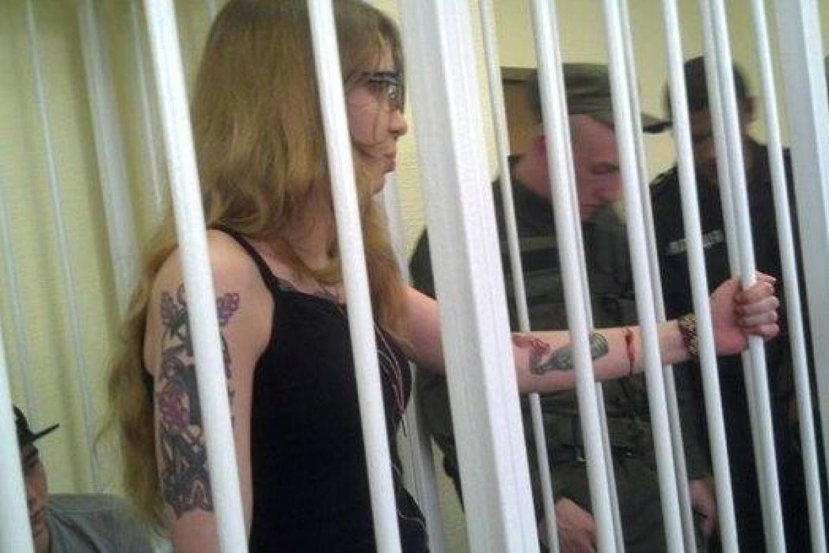 Обвиняемая в убийстве полицейских Виктория Заверуха пыталась перерезать себе горло