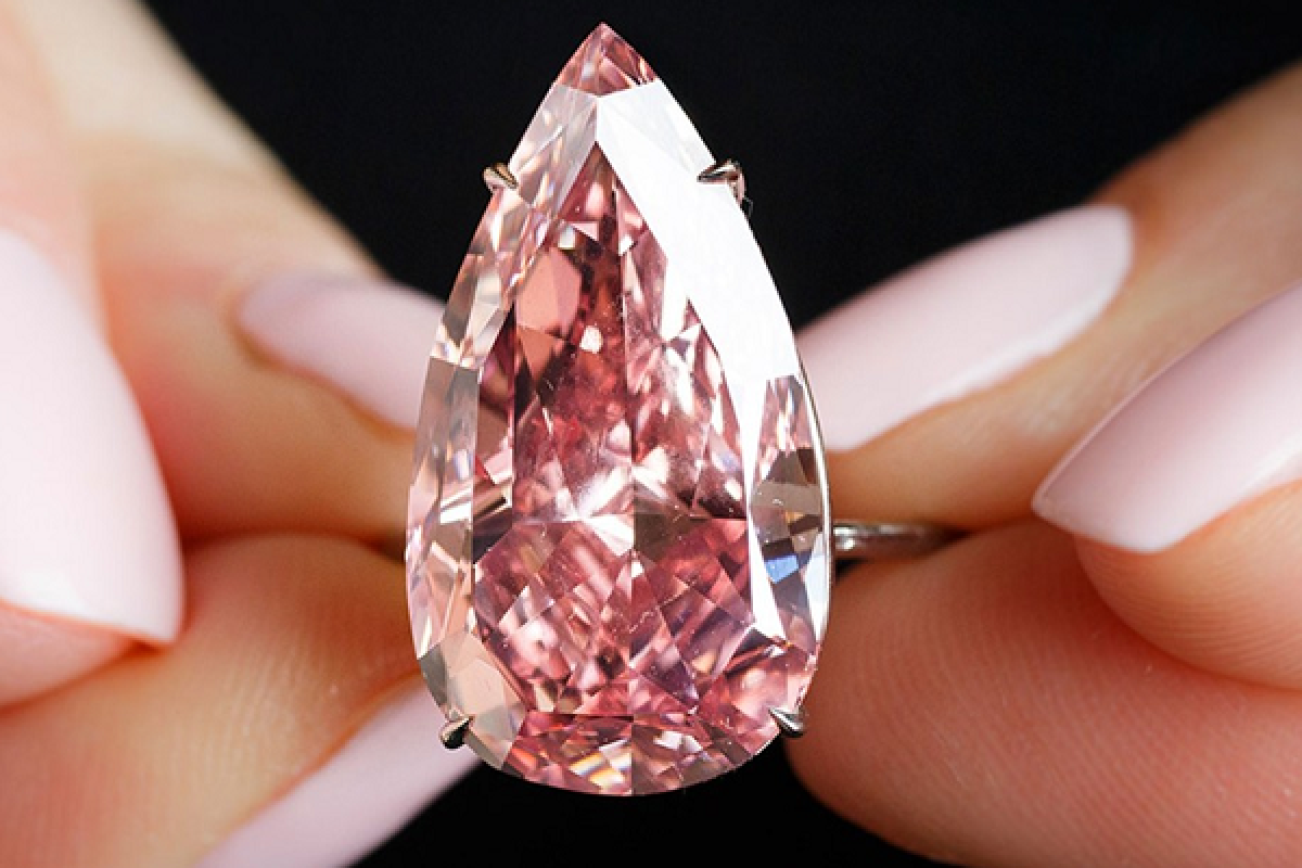 На аукционе в Женеве ушел с молотка розовый бриллиант весом 9,14 карата На аукционе в Женеве ушел с молотка розовый бриллиант весом 9,14 карата