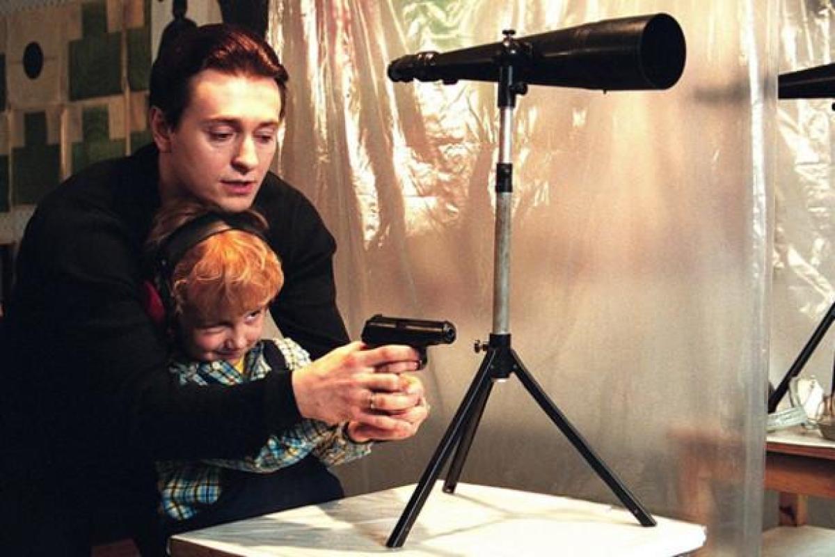 Актер Сергей Безруков показал, каким стал сын Саши Белого из сериала "Бригада"