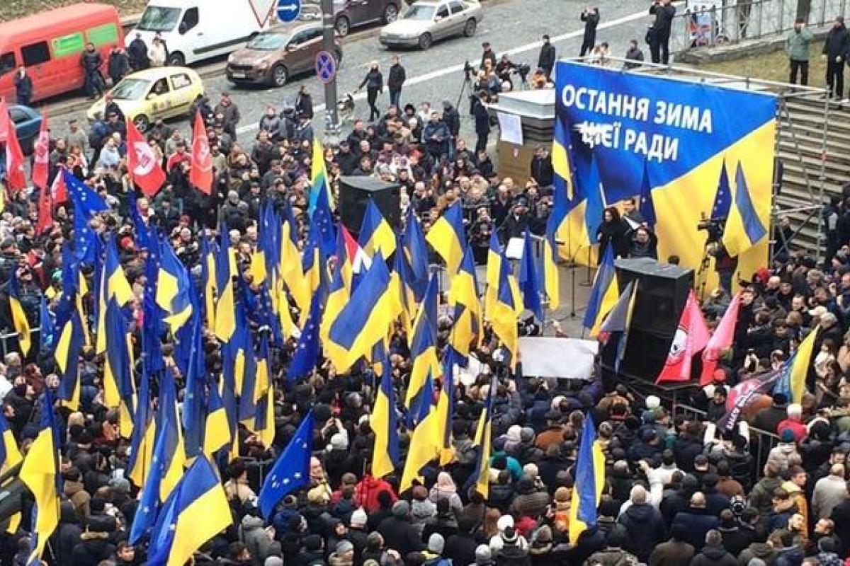 Саакашвили в Киеве собрал на митинг своих сторонников из разных городов Украины Саакашвили в Киеве собрал на митинг своих сторонников из разных городов Украины