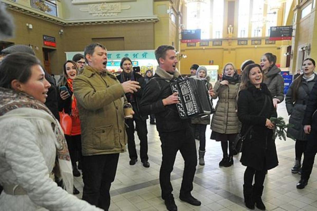 В Москве на Киевском вокзале участники флешмоба спели песню "Розпрягайте хлопці коні" В Москве на Киевском вокзале участники флешмоба спели песню "Розпрягайте хлопці коні"