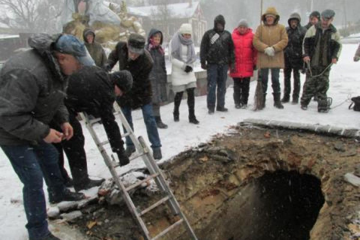 У Рівному під проваленим асфальтом виявили підземні ходи і старовинне підземелля У Рівному під проваленим асфальтом виявили підземні ходи і старовинне підземелля
