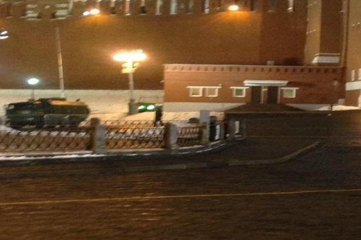 В Москве силовики очистили от туристов Красную площадь и выставили оцепление В Москве силовики очистили от туристов Красную площадь и выставили оцепление