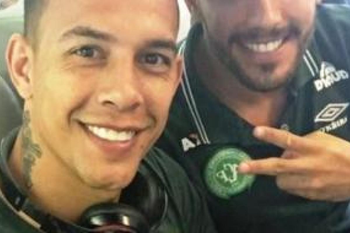 В сети обнародовали последнее видео футболистов "Шапекоэнсе" с борта рухнувшего лайнера В сети обнародовали последнее видео футболистов "Шапекоэнсе" с борта рухнувшего лайнера