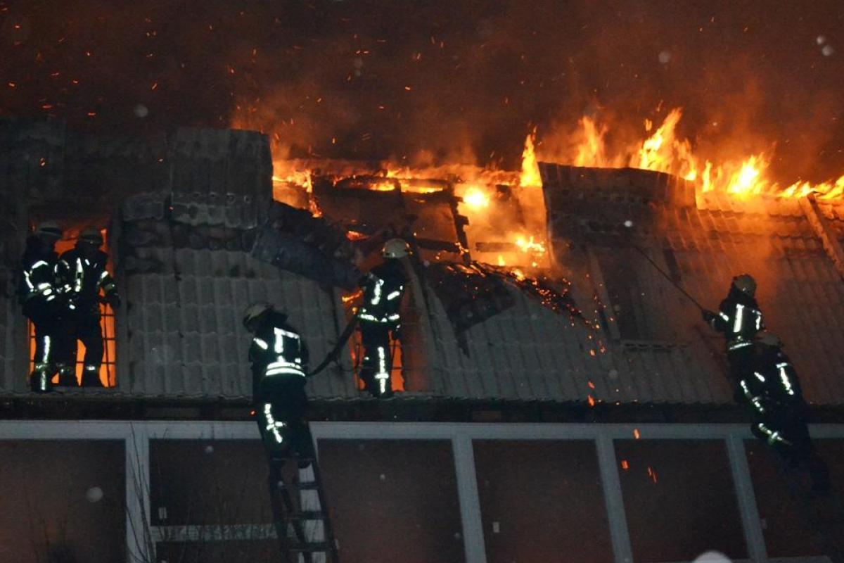 В Одесі пожежа знищила два поверхи елітної новобудови В Одесі пожежа знищила два поверхи елітної новобудови