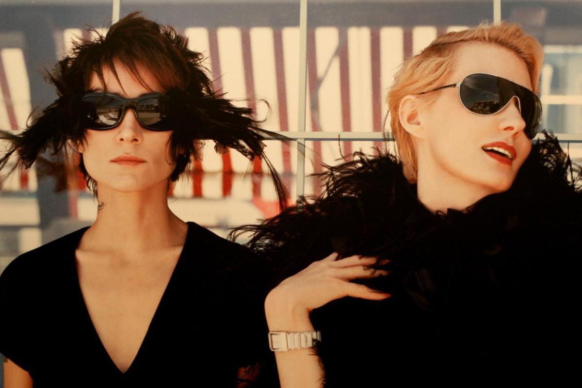 Земфира с подругой Ренатой Литвиновой рассекает по Голливуду на желтом кабриолете