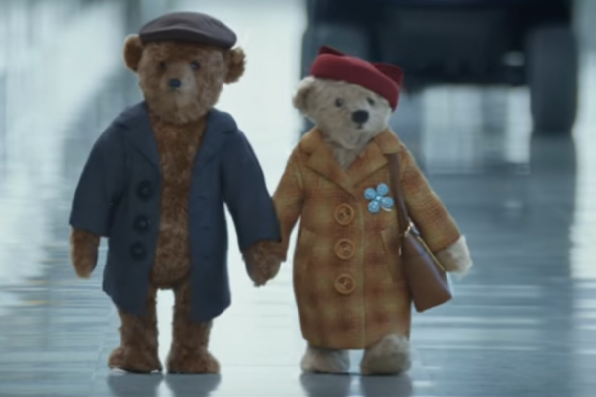 Лондонський аеропорт розместив у мережі зворушливе відео з іграшковими ведмедиками Лондонський аеропорт розместив у мережі зворушливе відео з іграшковими ведмедиками