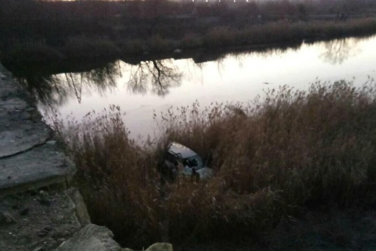 В Славянске пьяная девушка на автомобиле "Mitsubishi" улетела с моста В Славянске пьяная девушка на автомобиле "Mitsubishi" улетела с моста