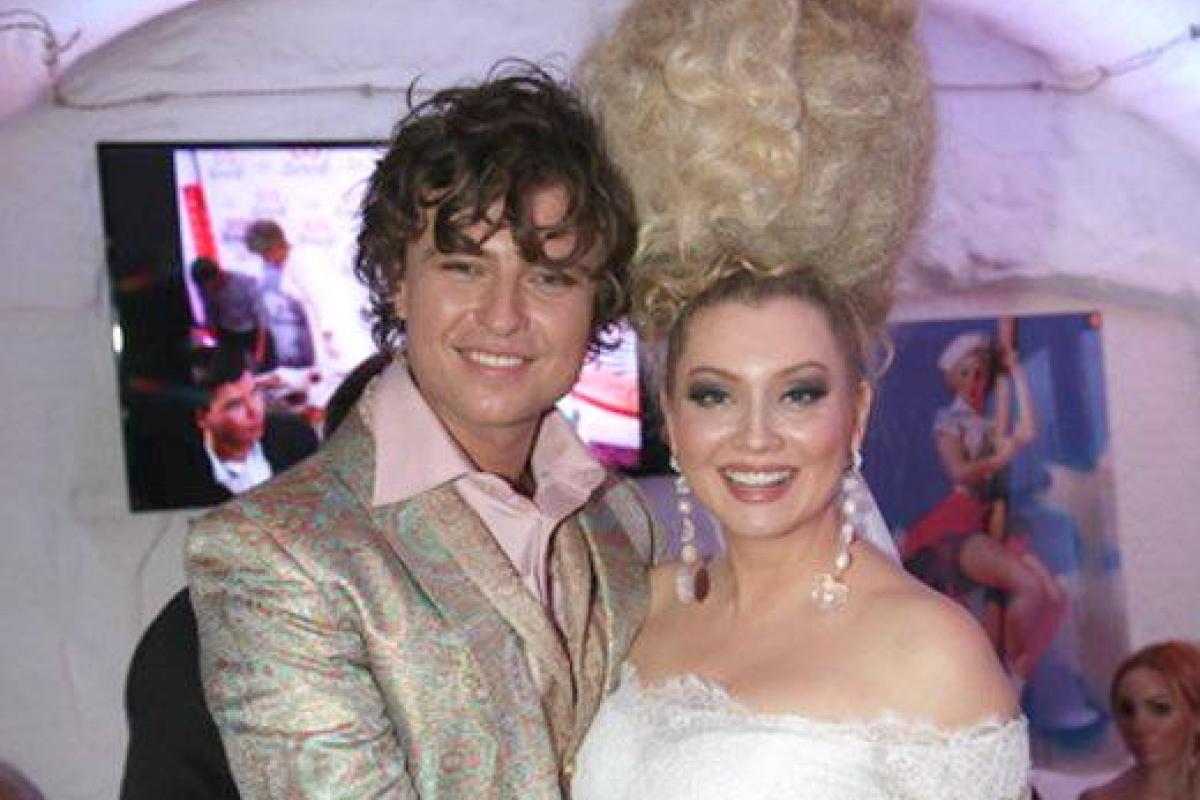 Лена Ленина подарила Прохору Шаляпину огромный торт на день рождения