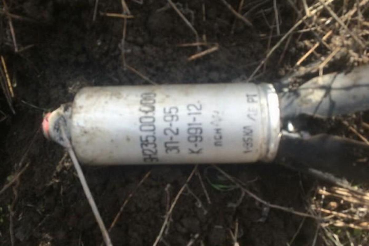 На Донеччині знайдено заряд від реактивної системи "Смерч" російського виробництва На Донеччині знайдено заряд від реактивної системи "Смерч" російського виробництва