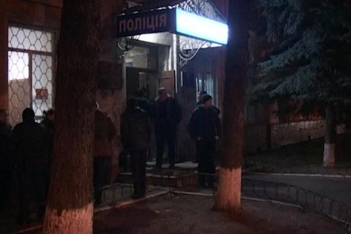 В Киеве пьяный мужчина пытался поджечь управление полиции В Киеве пьяный мужчина пытался поджечь управление полиции