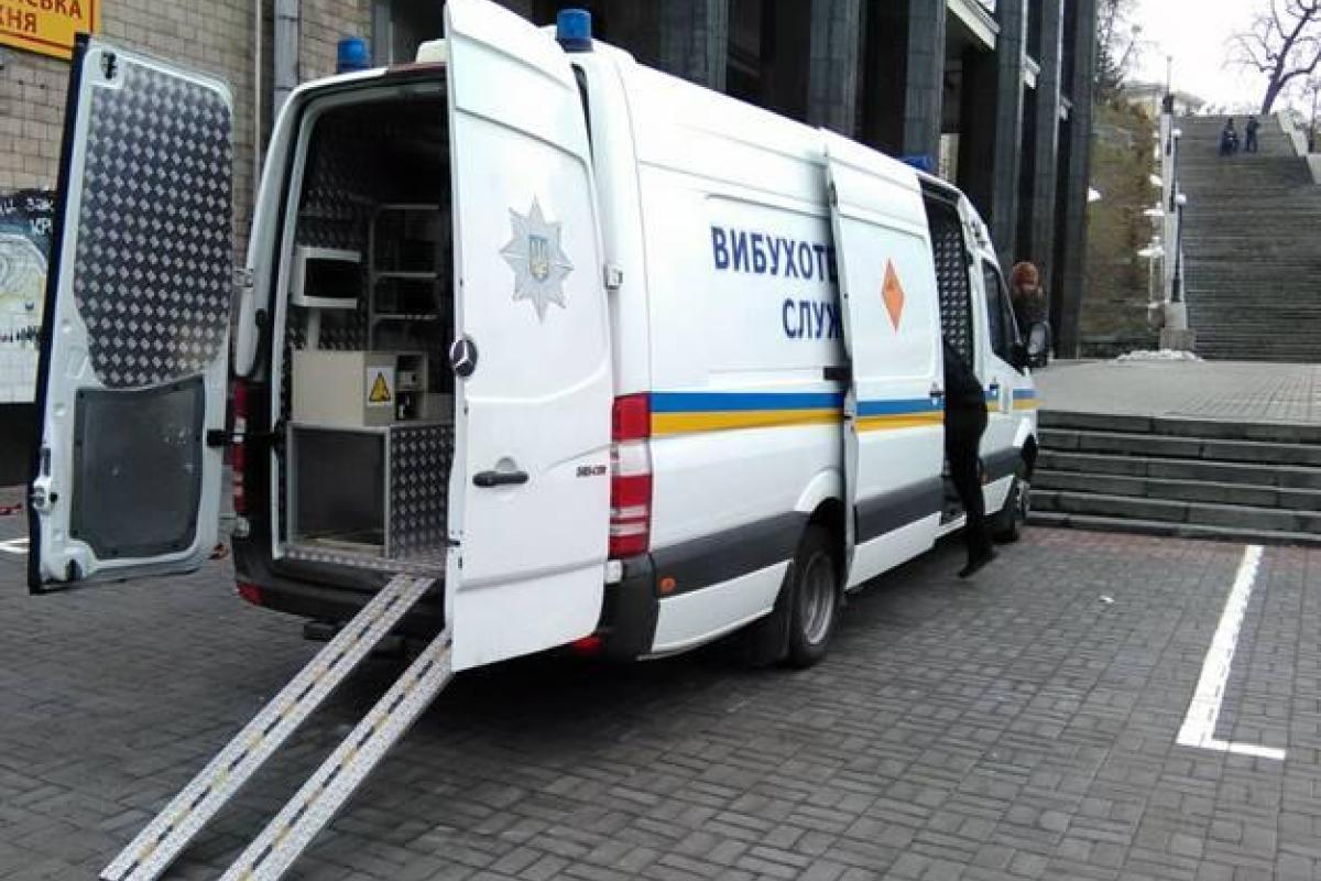 В Киеве на Крещатике был обнаружен и уничтожен подозрительный предмет В Киеве на Крещатике был обнаружен и уничтожен подозрительный предмет