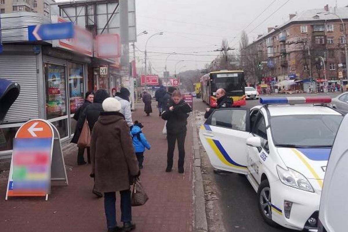 У Києві озброєний чоловік скоїв розбійний напад на кредитну установу