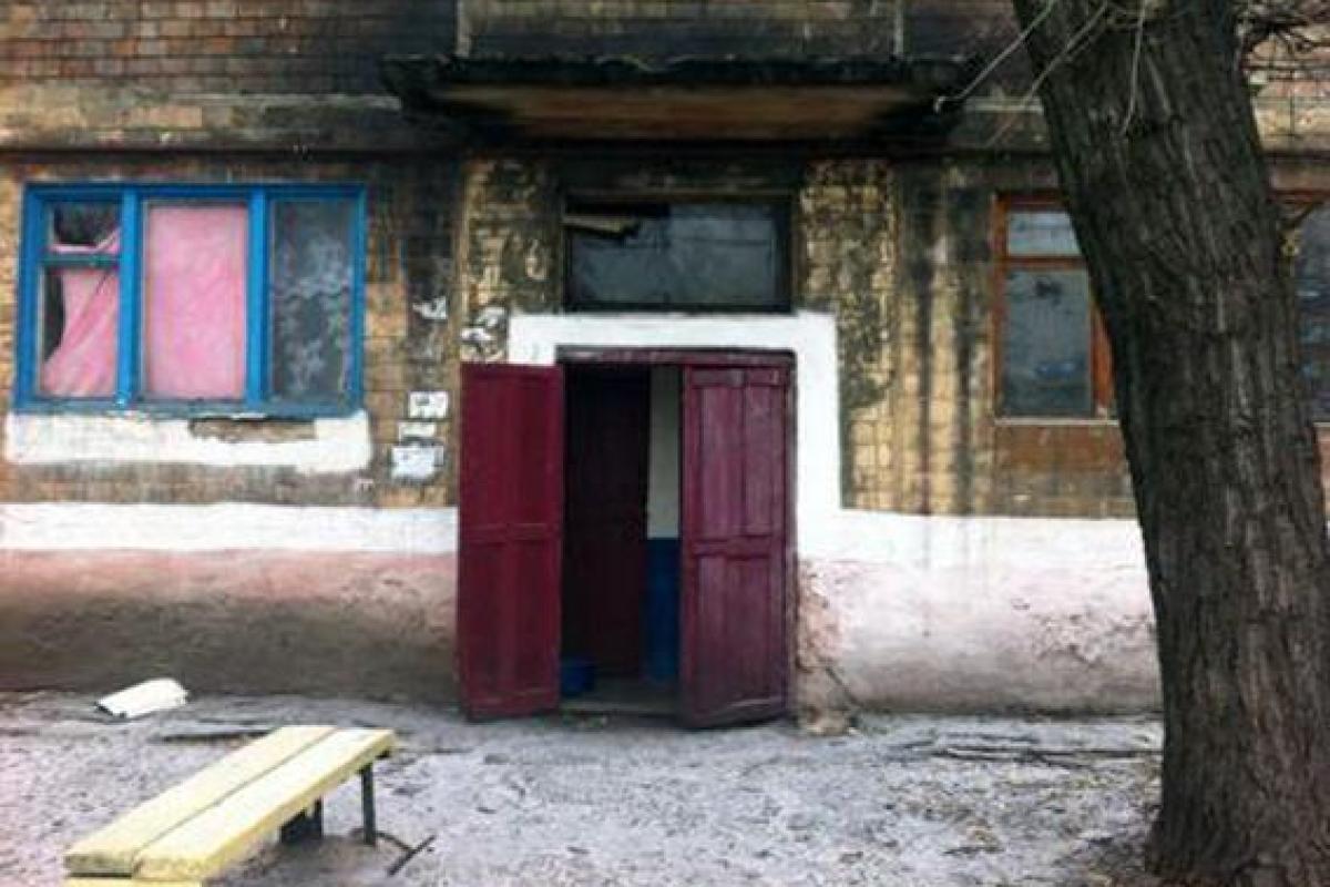 На Донеччині чоловік, знехтуваний 27-річною жінкою, викинув її з вікна житлового будинку На Донеччині чоловік, знехтуваний 27-річною жінкою, викинув її з вікна житлового будинку