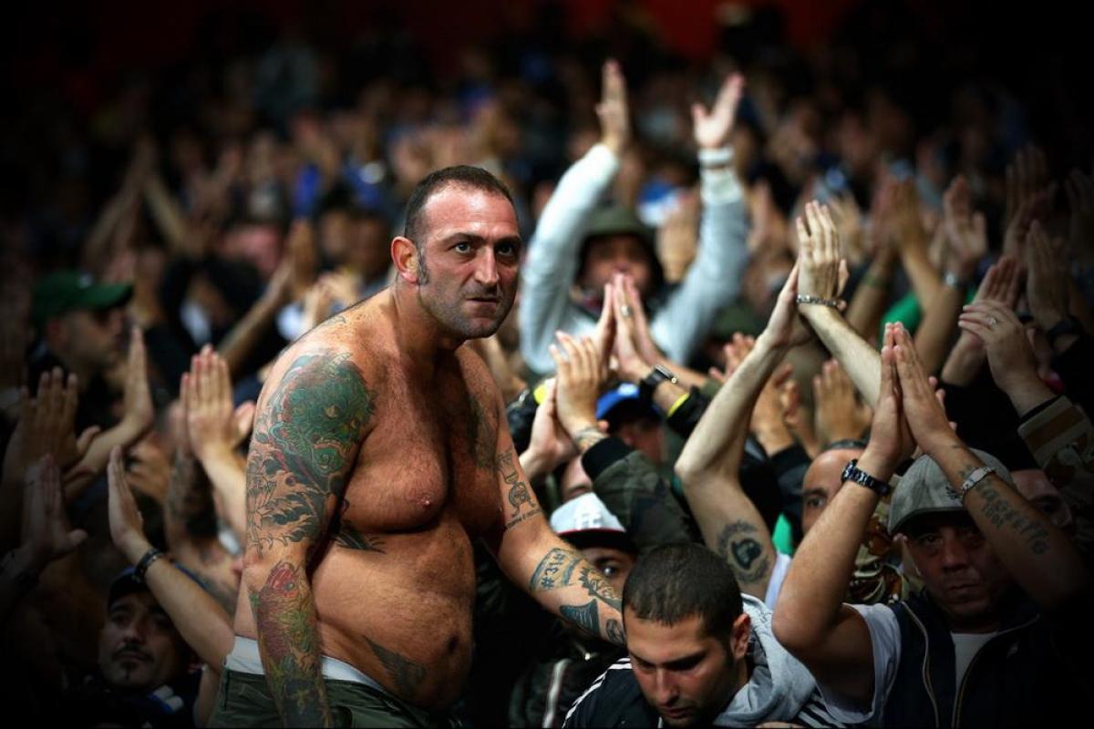 В Неаполе радикальные ультрас "Наполи" избили фанатов киевского "Динамо" В Неаполе радикальные ультрас "Наполи" избили фанатов киевского "Динамо"