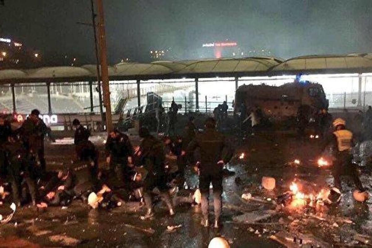 Число погибших в результате теракта в Стамбуле достигло 38 человек, еще 155 - ранены Число погибших в результате теракта в Стамбуле достигло 38 человек, еще 155 - ранены