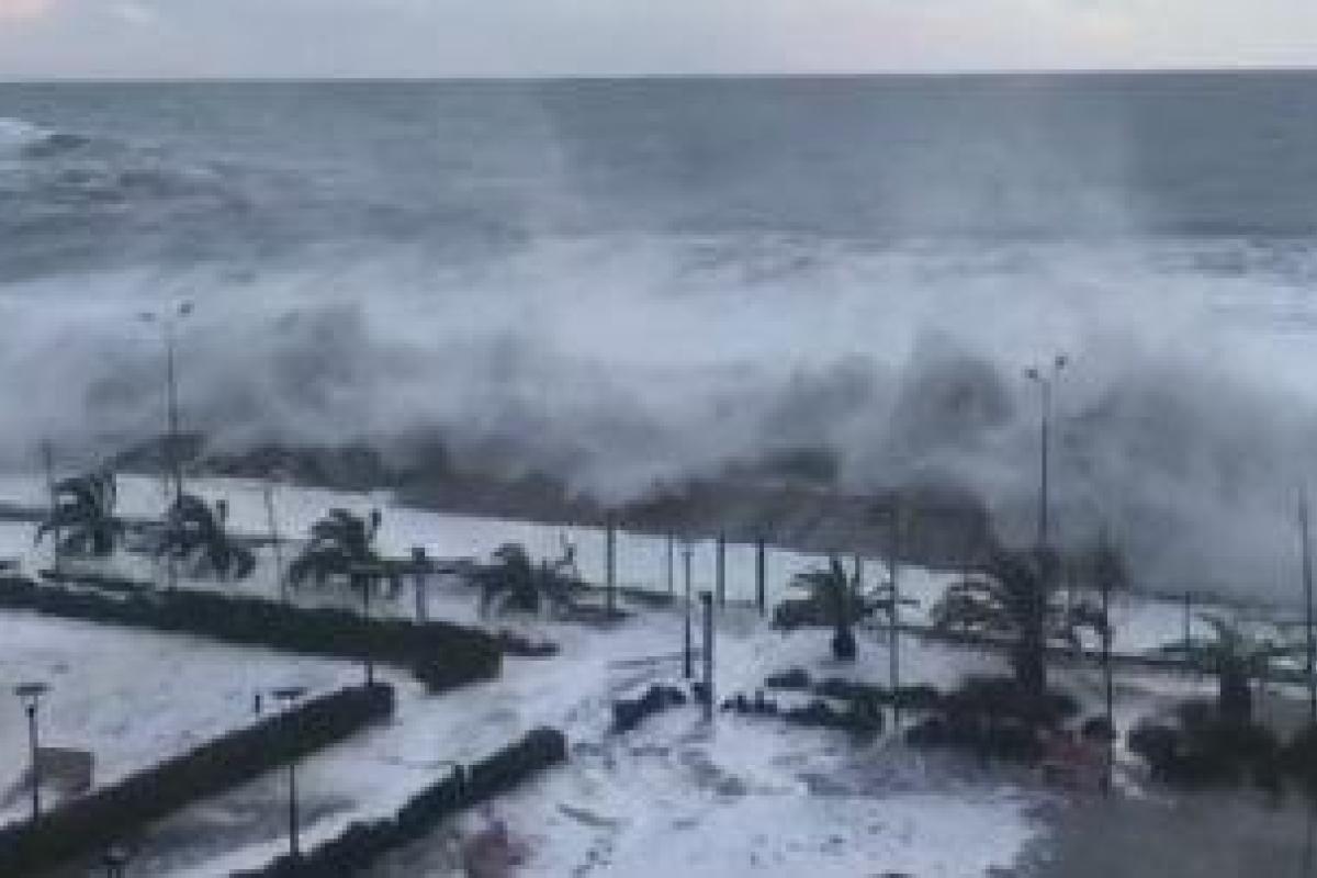 Шторм в Сочи: огромные волны затопили первые этажи прибрежных отелей Шторм в Сочи: огромные волны затопили первые этажи прибрежных отелей