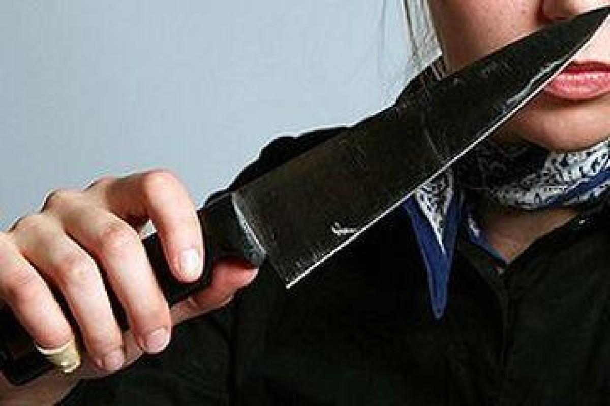 В Мариуполе вооруженная ножом женщина захватила троллейбус с пассажирами В Мариуполе вооруженная ножом женщина захватила троллейбус с пассажирами