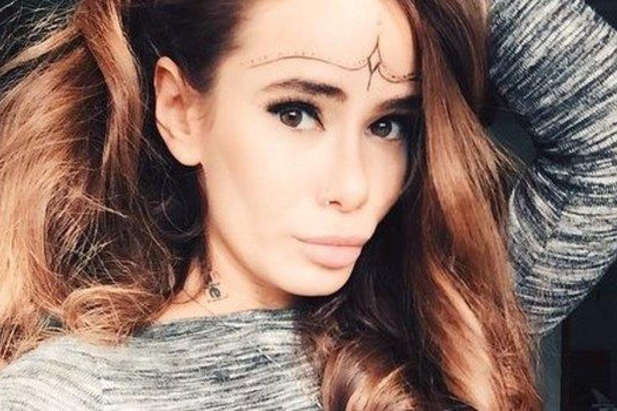 Дизайнер Айза Анохина на церемонии "Интрига года" получила награду за роды в прямом эфире