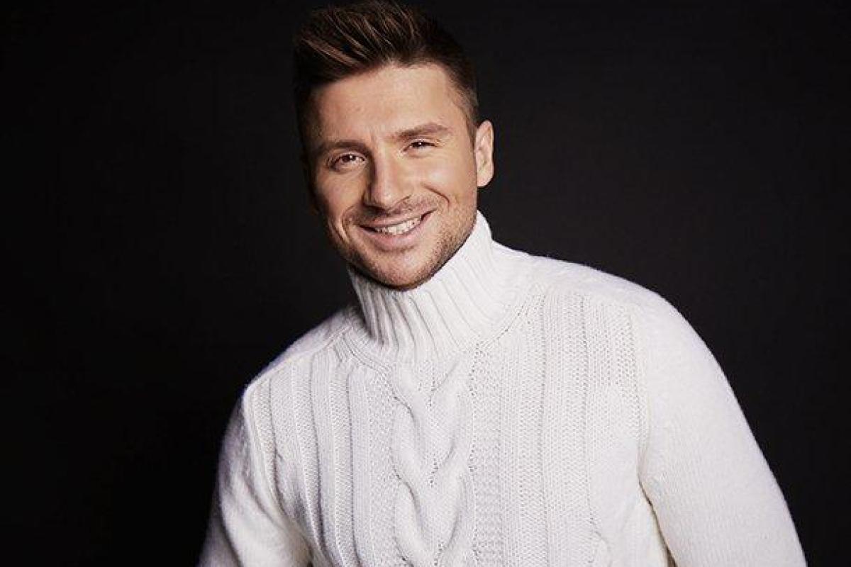 Фанаты высмеяли новый наряд певца Сергея Лазарева