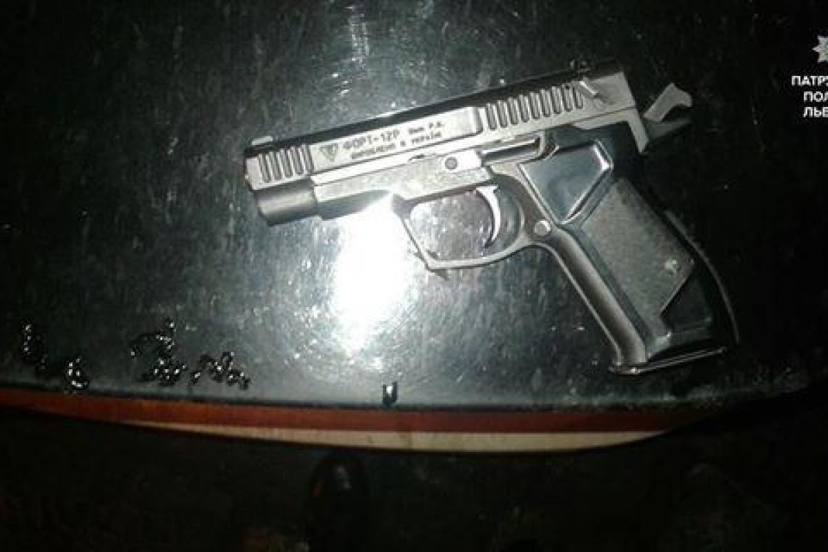 Во Львове компания, которой не понравился репертуар уличного музыканта, открыла стрельбу из пистолета Во Львове компания, которой не понравился репертуар уличного музыканта, открыла стрельбу из пистолета