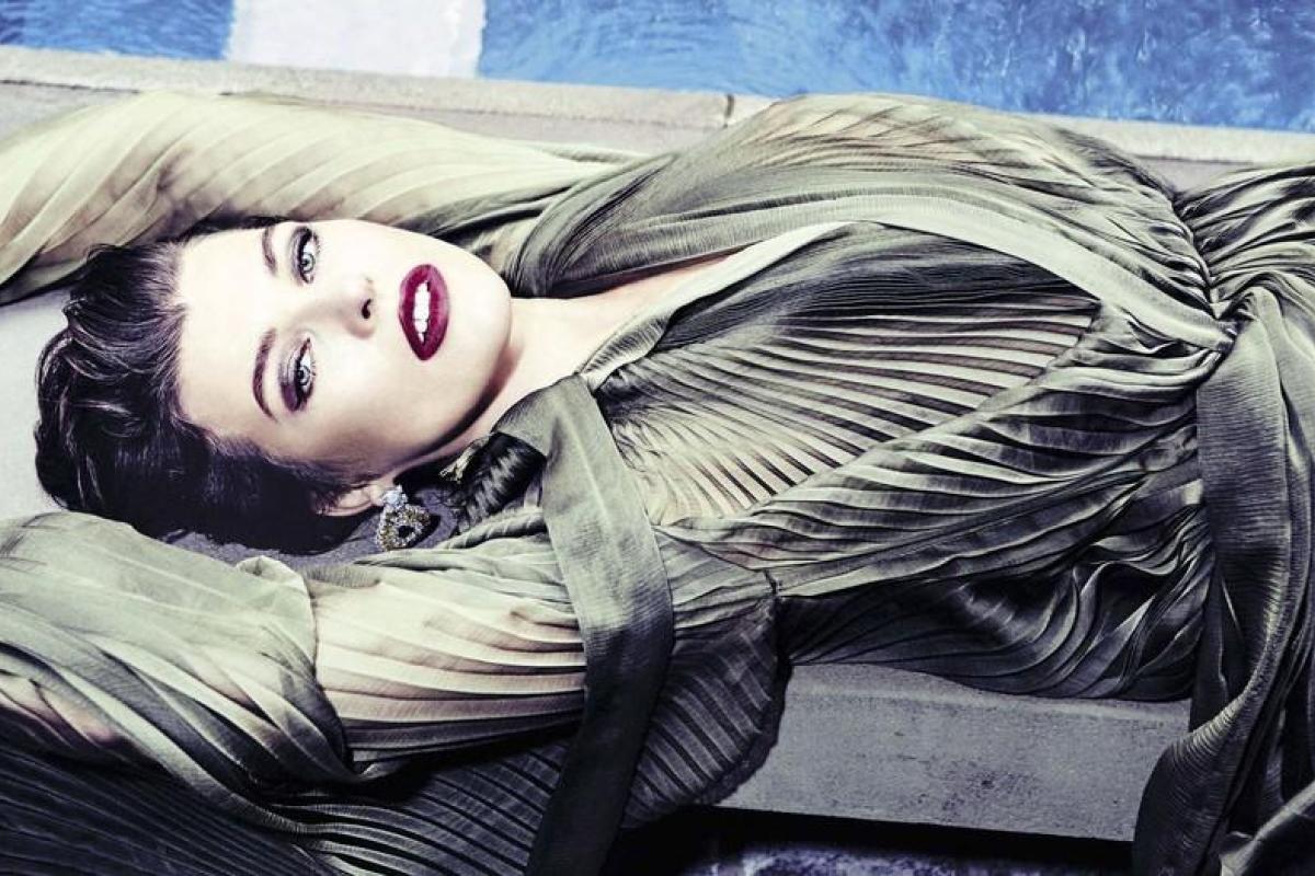 Актриса Милла Йовович стала героиней смелой фотосессии в эротическом жанре