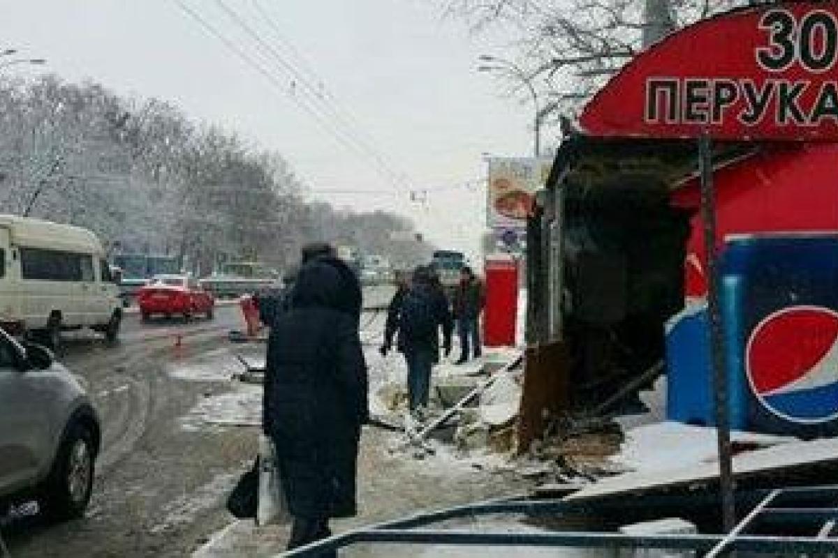В Киеве фура снесла остановку и парикмахерскую: 10 человек пострадали В Киеве фура снесла остановку и парикмахерскую: 10 человек пострадали