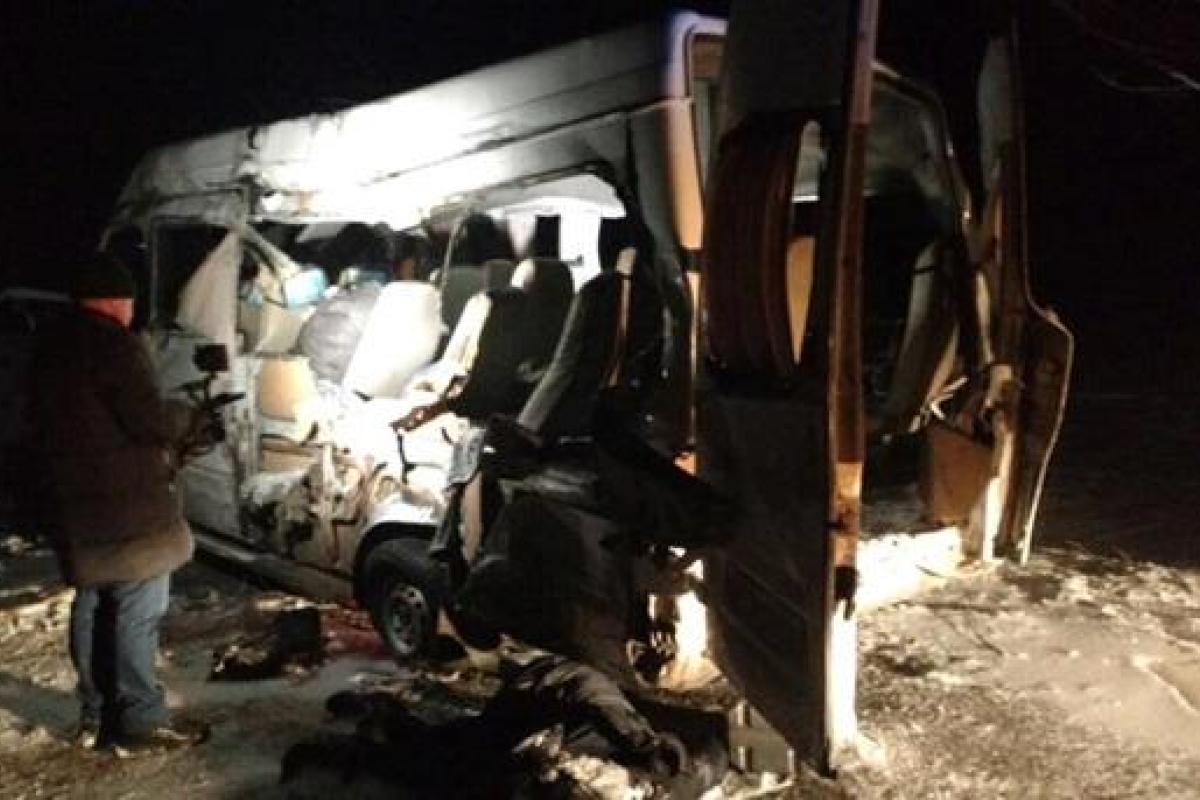 Смертельное ДТП на Днепропетровщине: грузовик разворотил микроавтобус, есть жертвы Смертельное ДТП на Днепропетровщине: грузовик разворотил микроавтобус, есть жертвы