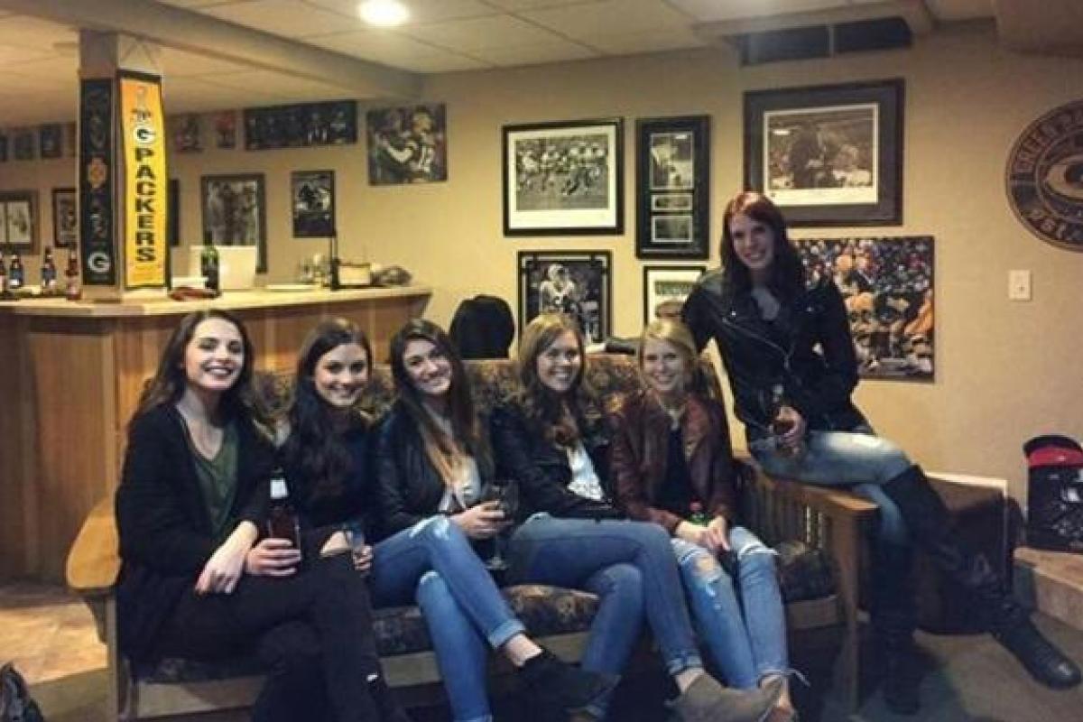 Пользователи сети ломают голову над загадочным снимком девушки без ног