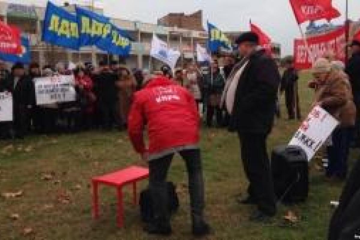 Жители Евпатории протестуют против повышения цен и тарифов Жители Евпатории протестуют против повышения цен и тарифов