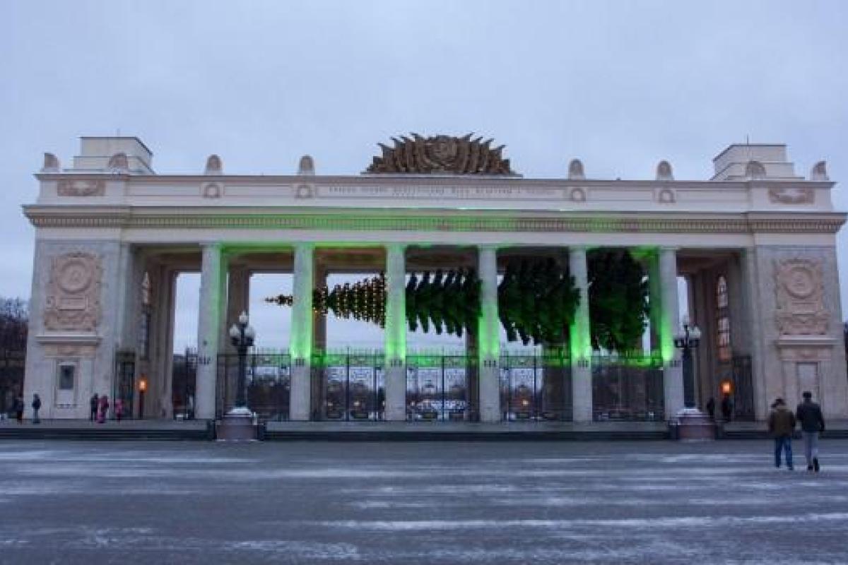 В сети смеются над новогодней елкой, установленной в Москве на входе в Парк Горького