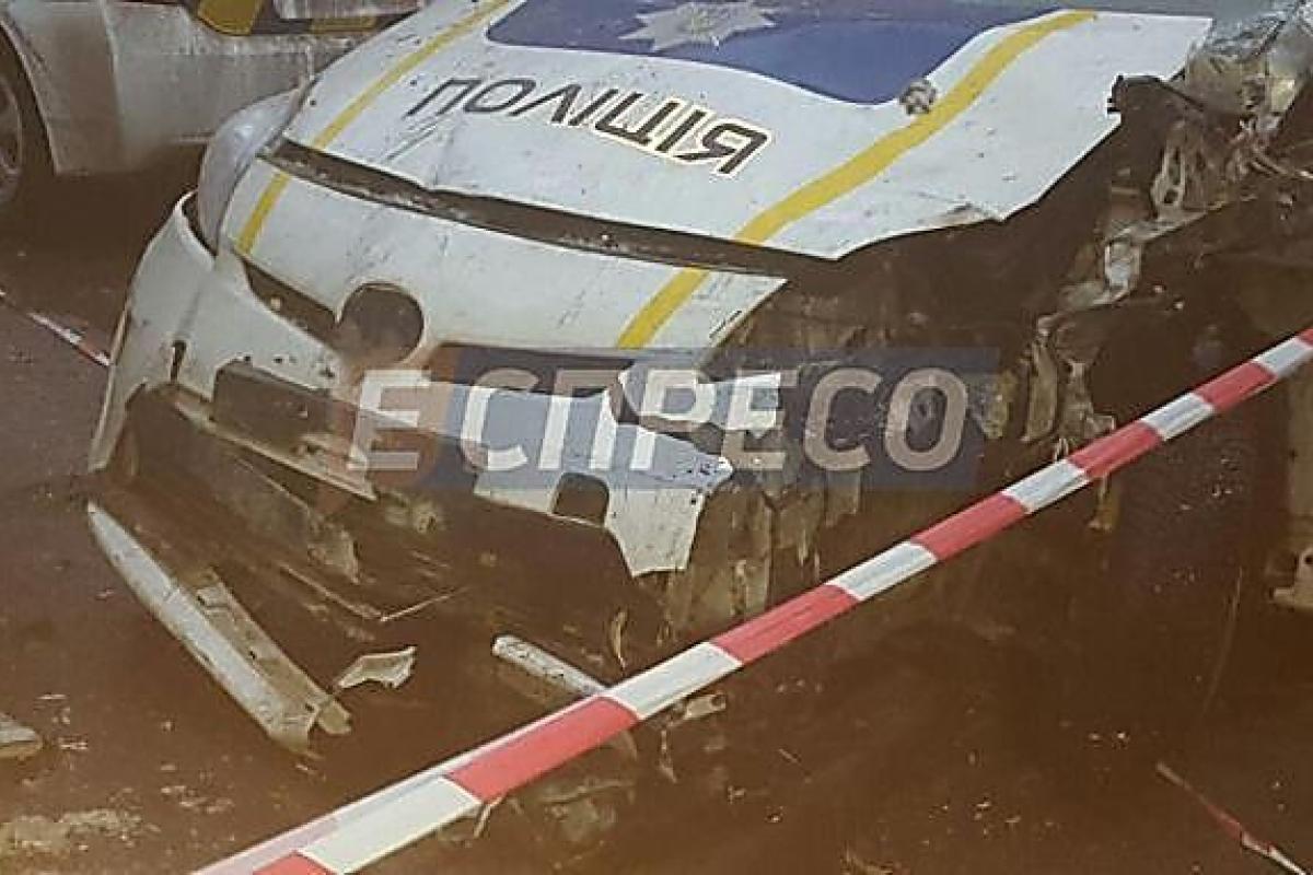 В Киеве патрульный "Toyota Prius" растрощил хлебный киоск В Киеве патрульный "Toyota Prius" растрощил хлебный киоск