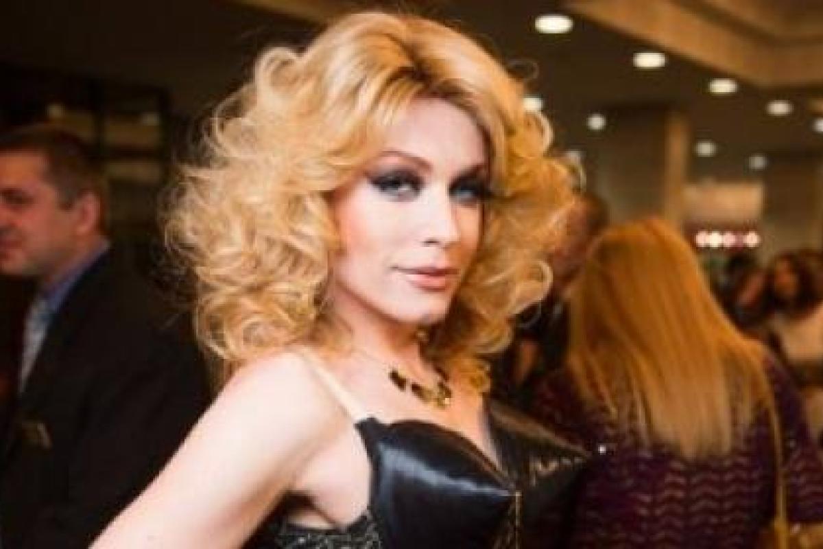 Травести-дива Монро показала "беременный" животик и лицо без косметики