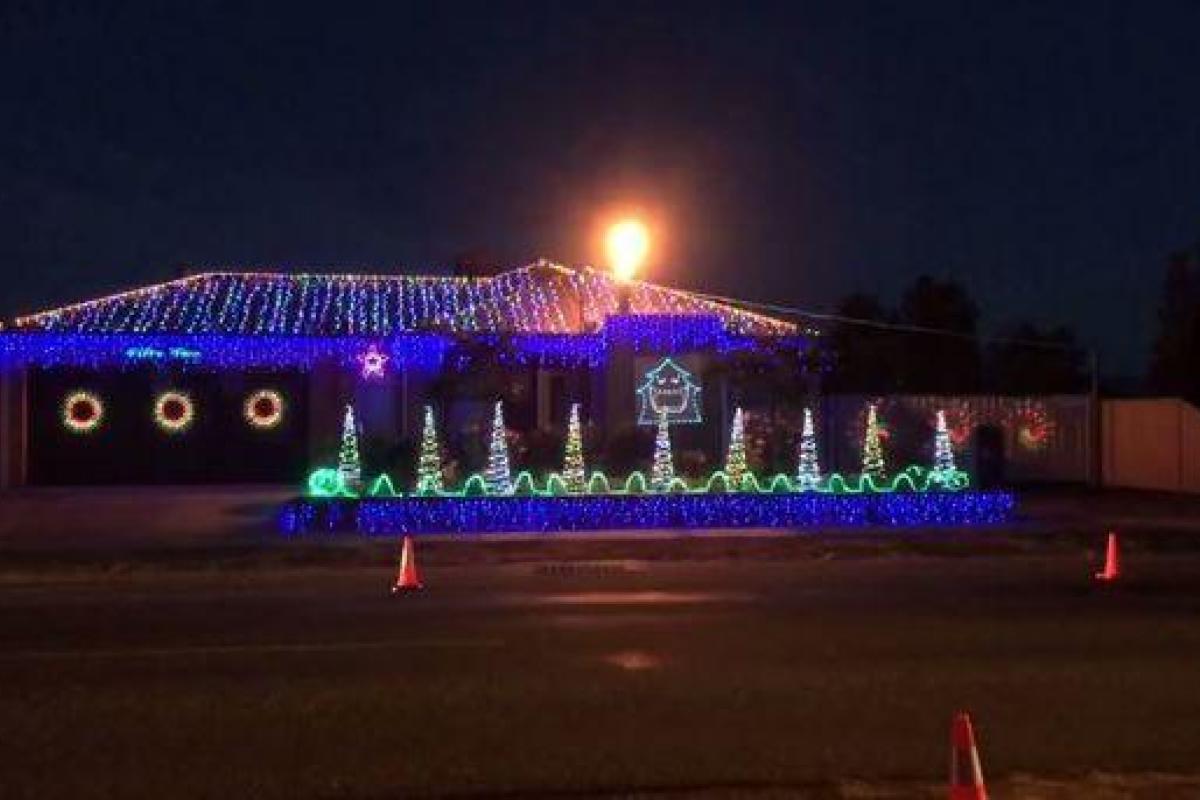 Австралиец поразил оригинальным "рок"-украшением своего дома к Рождеству