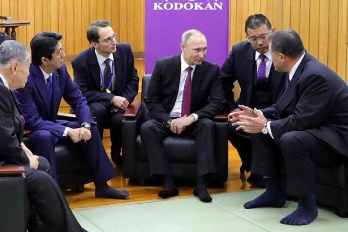 Пользователи сети смеются над Путиным без обуви: Японцы разули РФию и Путина!