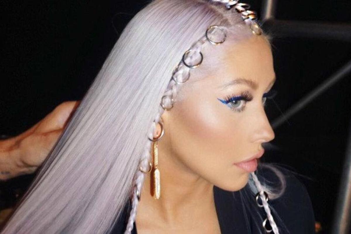 Певица Кристина Агилера удивила поклонников новогодним нарядом