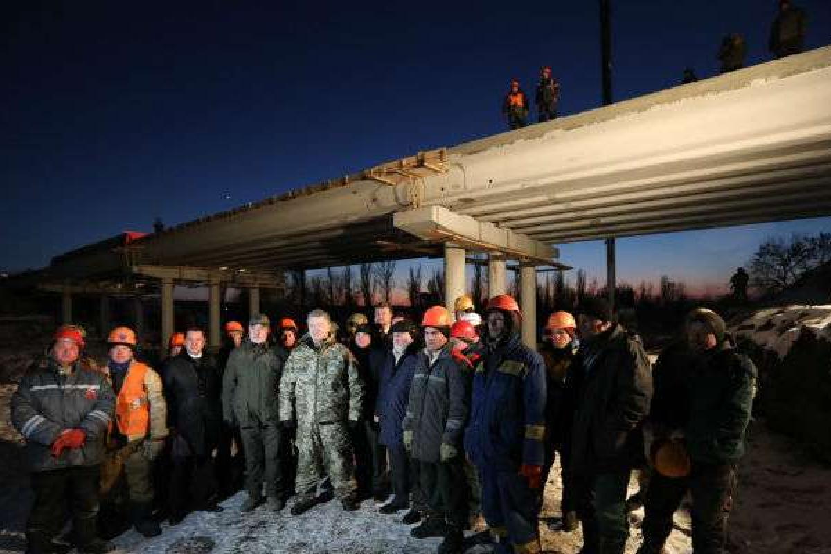 Порошенко побывал на строительстве нового моста в Донецкой области Порошенко побывал на строительстве нового моста в Донецкой области