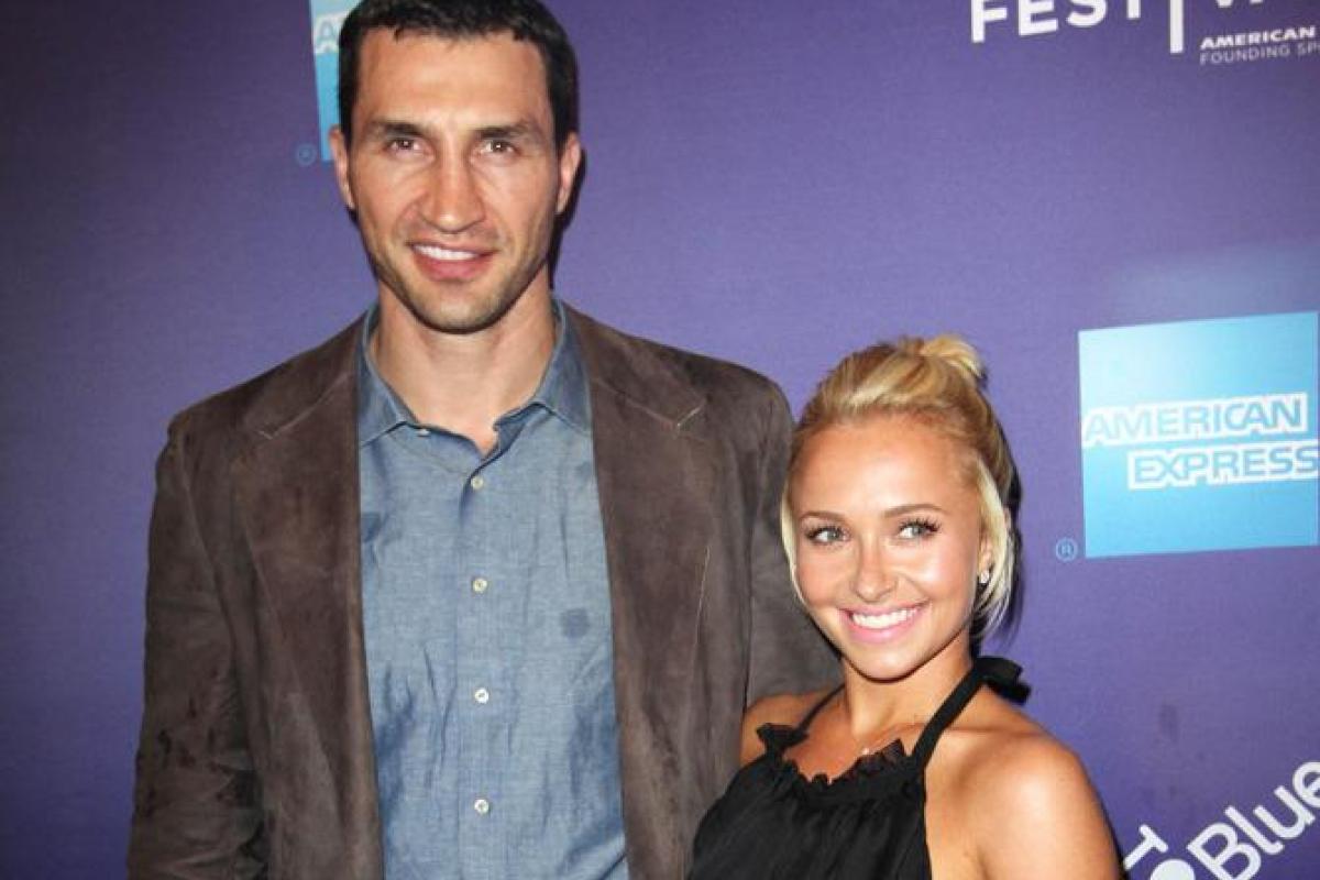 Папарацци "застукали" Кличко и Панеттьери с дочерью на пляже в Майями