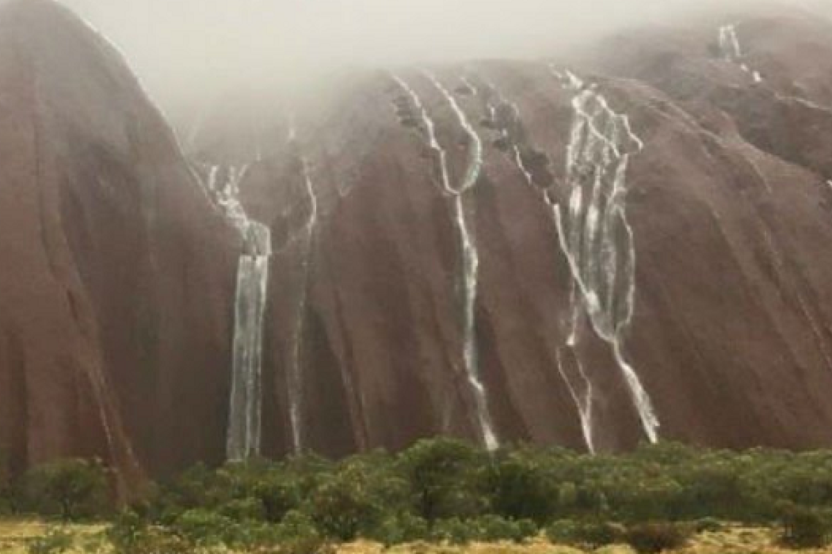 В Австралии из-за мощных ливней скала в пустыне превратилась в водопад