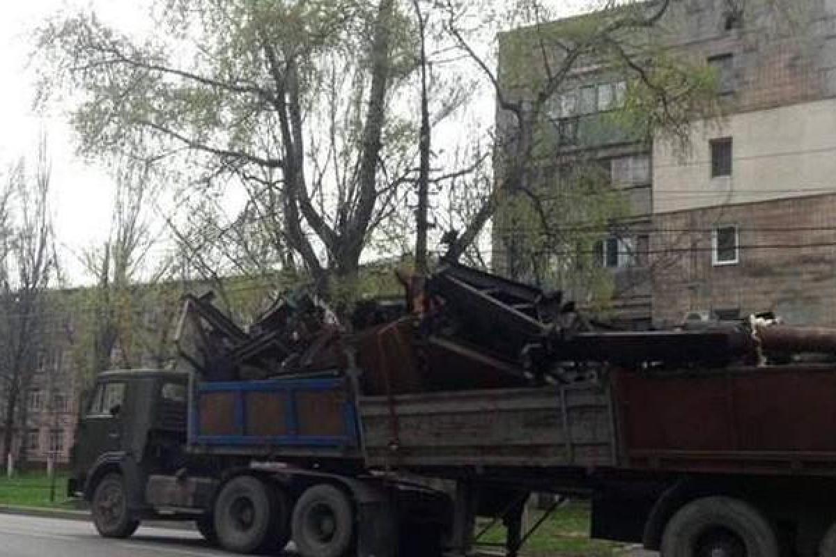 Жители "ДНР" жалуются, что главари "республики" жестко подминают под себя "металлобизнес" Жители "ДНР" жалуются, что главари "республики" жестко подминают под себя "металлобизнес"