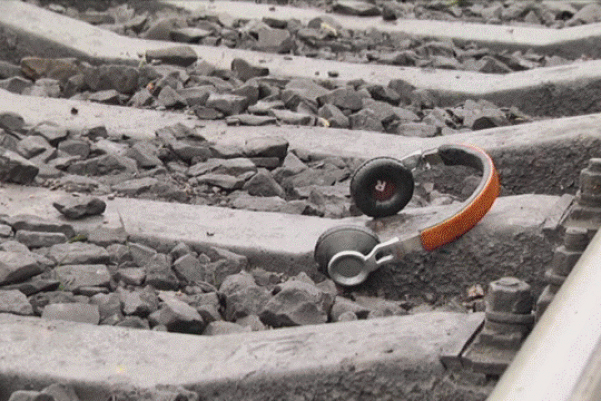 Во Львове поезд сбил студентку местного вуза Во Львове поезд сбил студентку местного вуза