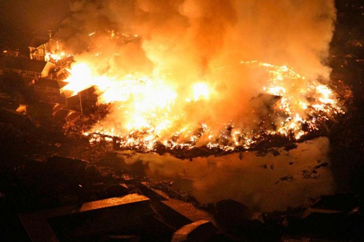 В Японии бушует масштабный пожар: огнем охвачено полторы сотни зданий В Японии бушует масштабный пожар: огнем охвачено полторы сотни зданий