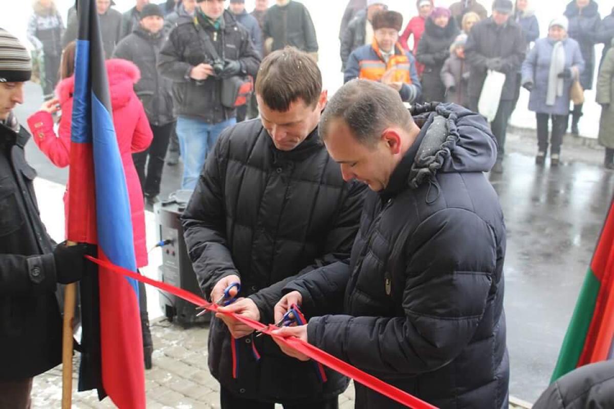 В Дебальцево власти вручили "во временное пользование" ключи от квартир в "отжатом" общежитии
