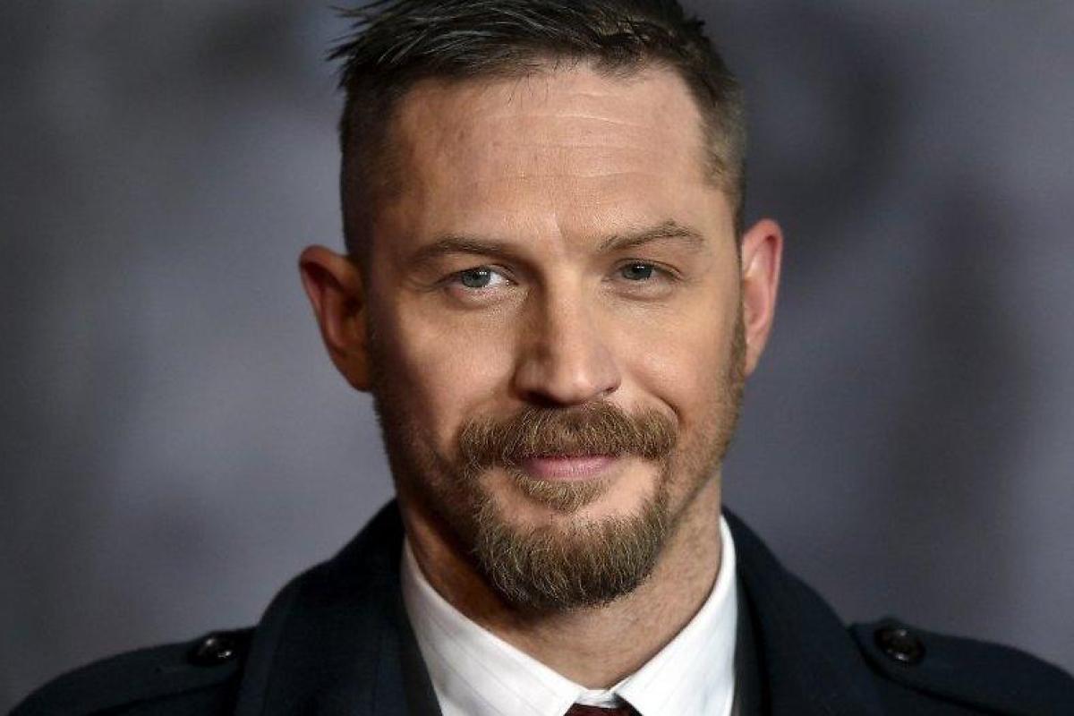 Актер Том Харди стал главным героем январского мужского журнала "Esquire"