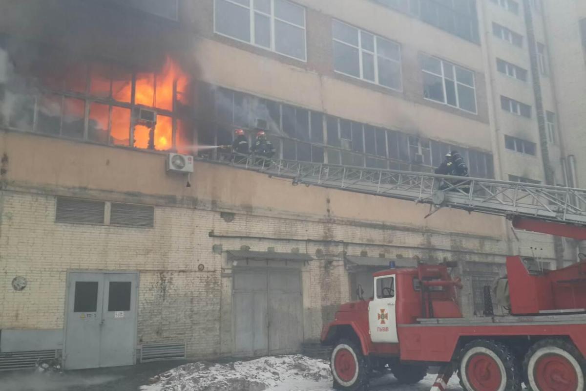 Во Львове спасатели более 7 часов тушили пожар на заводе "Электрон" 