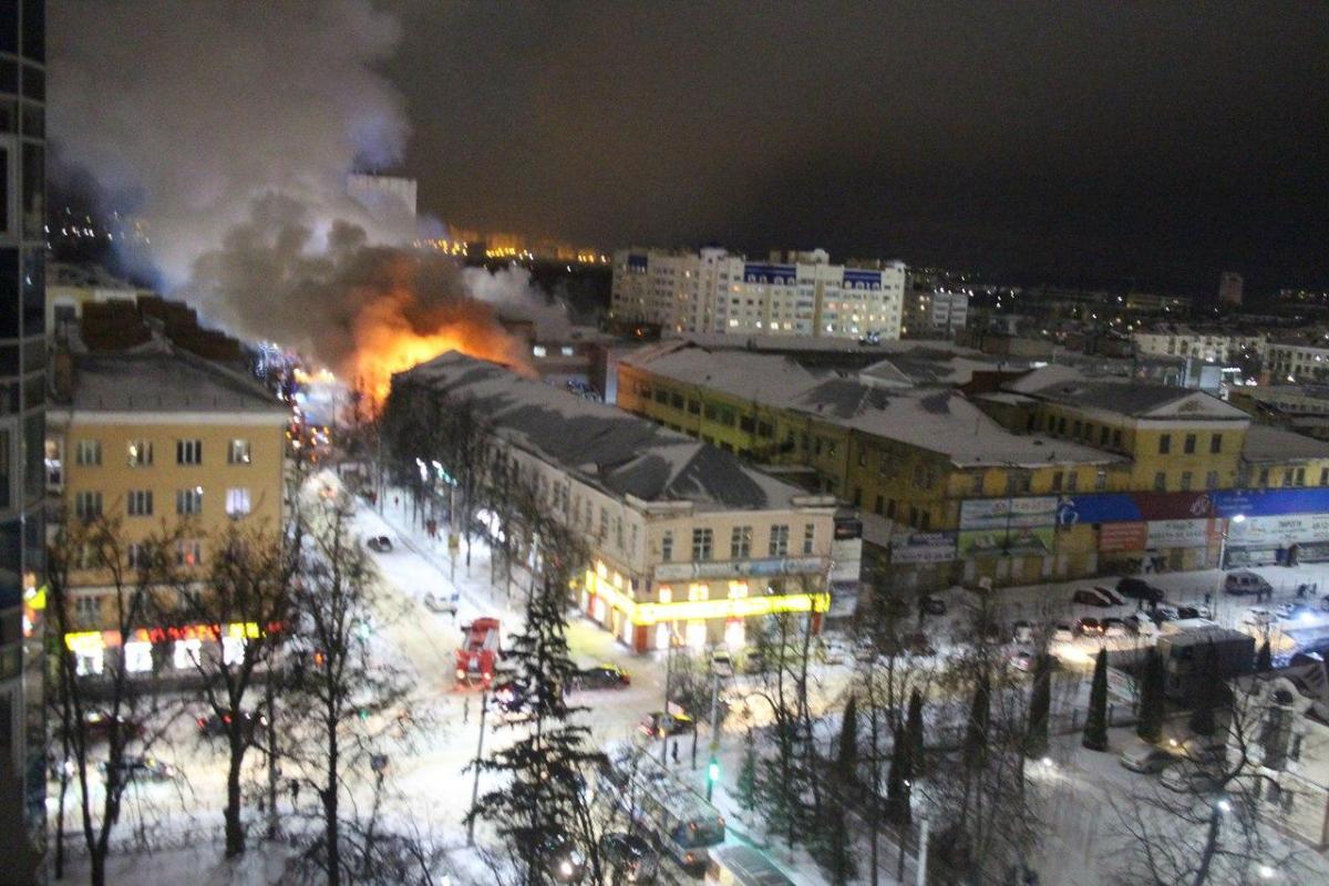 В российском Орле пожарные не могут потушить горящий торговый центр: огонь быстро распространяется В российском Орле пожарные не могут потушить горящий торговый центр: огонь быстро распространяется